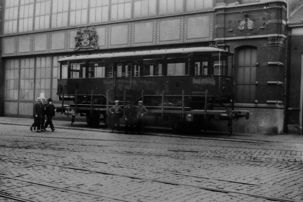 Aanhangrijtuig 1006, voor de fabriekshal van Beijnes, Haarlem, 22-7-1929, verhoogde buffers (foto: J. Quanher)