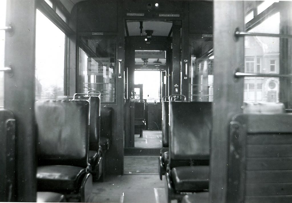 Motorrijtuig 401, interieurfoto -klapbanken op het balkon-, lijn 17, Oudedijk, 9-3-1941 (foto: J. Voerman)